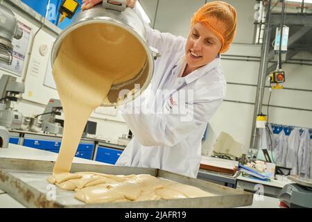 REDAKTIONELLE VERWENDUNG NUR Baker Frances Quinn erstellt ihren Guinness-Weltrekordversuch für den 'größten Jaffa-Kuchen', um McVitie's Hauptsponsor des 15.-jährigen Jubiläums von Britain's Got Talent, London, zu feiern. Bilddatum: Montag, 30. Mai 2022. Stockfoto