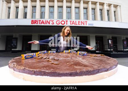 REDAKTIONELLE VERWENDUNG NUR Baker Frances Quinn bei der Enthüllung des Guinness-Weltrekords „größter Jaffa-Kuchen“ vor dem Eventim Apollo in London, um McVitie's Hauptsponsor des 15.-jährigen Bestehens von Britain's Got Talent, London, zu feiern. Bilddatum: Montag, 30. Mai 2022. Stockfoto