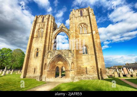 Die Elgin Cathedral im Nordosten Schottlands ist eine majestätische Ruine aus dem 13.. Jahrhundert mit einer dramatischen Geschichte, der Laterne des Nordens. Stockfoto