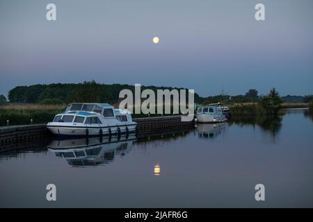 Norfolk Broads Norfolk Dawn England May 2022 der Broads (bekannt für Marketingzwecke als Broads National Park) ist ein Netzwerk von meist schiffbaren ri Stockfoto