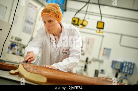 REDAKTIONELLE VERWENDUNG NUR Baker Frances Quinn erstellt ihren Guinness-Weltrekordversuch für den 'größten Jaffa-Kuchen', um McVitie's Hauptsponsor des 15.-jährigen Jubiläums von Britain's Got Talent, London, zu feiern. Bilddatum: Montag, 30. Mai 2022. Stockfoto
