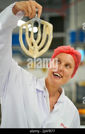 REDAKTIONELLE VERWENDUNG NUR Baker Frances Quinn erstellt ihren Guinness-Weltrekordversuch für den 'größten Jaffa-Kuchen', um McVitie's Hauptsponsor des 15.-jährigen Jubiläums von Britain's Got Talent, London, zu feiern. Bilddatum: Montag, 30. Mai 2022. Stockfoto