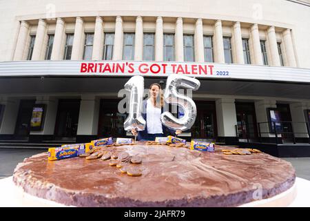 REDAKTIONELLE VERWENDUNG NUR Baker Frances Quinn bei der Enthüllung des Guinness-Weltrekords „größter Jaffa-Kuchen“ vor dem Eventim Apollo in London, um McVitie's Hauptsponsor des 15.-jährigen Bestehens von Britain's Got Talent, London, zu feiern. Bilddatum: Montag, 30. Mai 2022. Stockfoto
