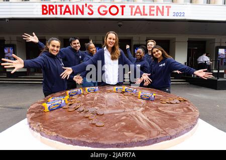 REDAKTIONELLE VERWENDUNG NUR Baker, Frances Quinn (Mitte) und die britischen Got Talent-Crew verteilen vor dem Eventim Apollo in London Scheiben des „größten Jaffa-Tortes“ des Guinness-Weltrekords, um McVitie's Hauptsponsor des 15.-jährigen Bestehens von Got Talent, London, zu feiern. Bilddatum: Montag, 30. Mai 2022. Stockfoto