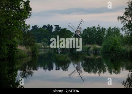 Norfolk Broads Norfolk Dawn England Mai 2022 die Entwässerungsmühle von River Ant und Boardmans am How Hill auf den Norfolk Broards. The Broads (bekannt für Marke Stockfoto