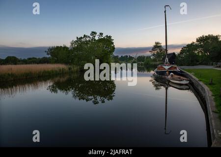 Norfolk Broads Norfolk Dawn England Mai 2022 die Entwässerungsmühle von River Ant und Boardmans am How Hill auf den Norfolk Broards. Hathor Wherry auf der rechten Seite. Der Stockfoto