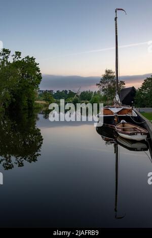 Norfolk Broads Norfolk Dawn England Mai 2022 die Entwässerungsmühle von River Ant und Boardmans am How Hill auf den Norfolk Broards. Hathor Wherry auf der rechten Seite. Der Stockfoto