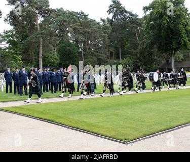 Die Pipe Band von Gordon's School bei der Memorial Day Zeremonie auf dem American Military Cemetery in Brookwood Surrey im Jahr 2022 Stockfoto