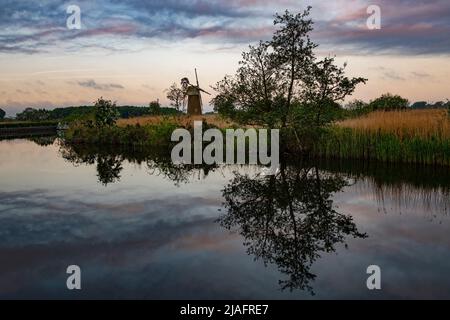 Norfolk Broads Norfolk Dawn England May 2022 der Broads (bekannt für Marketingzwecke als Broads National Park) ist ein Netzwerk von meist schiffbaren ri Stockfoto