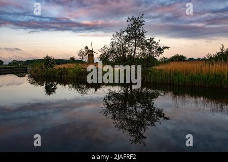 Norfolk Broads Norfolk Dawn England May 2022 der Broads (bekannt für Marketingzwecke als Broads National Park) ist ein Netzwerk von meist schiffbaren ri Stockfoto