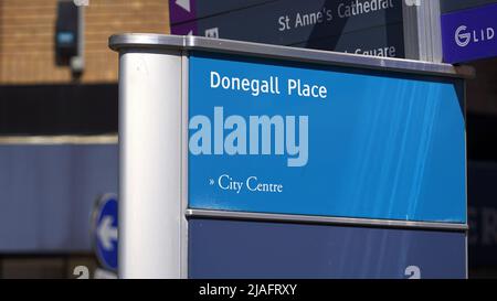 Donegall Place im Stadtzentrum von Belfast - BELFAST, Großbritannien - 25. APRIL 2022 Stockfoto