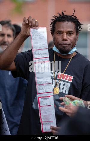 Alexandre Roland, ein haitianischer Zuschauer, erhielt von der SPVM (Polizei von Montreal) eine Fahrkarte, nachdem er zur Unterstützung des Protestes das Horn seines Autos anstieß, nach dem er sich dem Protest anschloss und ein T-Shirt mit der Aufschrift „Algerisches Leben ist wichtig“ aufzog. Die algerischen Demonstranten sammelten schnell Geld, um für sein Ticket zu bezahlen. Vier Jahre in der algerischen Diaspora kämpft die Hirak-Bewegung in Montreal weiterhin für Demokratie. Organisiert von Tous unis pour notre Algerie, versammelten sich vor dem algerischen Konsulat hundert Demonstranten, um die Entfernung der aktuellen politischen Führer, angeführt von Präsident ab, zu fordern Stockfoto