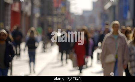 Verschwommene Szene von Menschen, die durch die Straßen gehen - DUBLIN, IRLAND - 20. APRIL 2022 Stockfoto