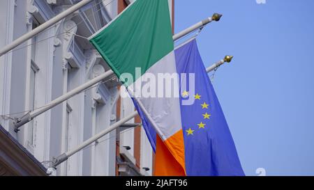 Die irische und die europäische Flagge winken im Wind - Reisefotografie Stockfoto