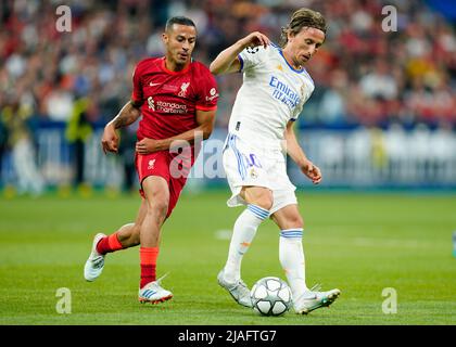 Luka Modric von Real Madrid und Thiago Alcantara vom FC Liverpool während des UEFA Champions League Finales zwischen dem FC Liverpool und Real Madrid spielten am 28. Mai 2022 im Stade de France in Paris, Frankreich. (Foto/Magma) Stockfoto
