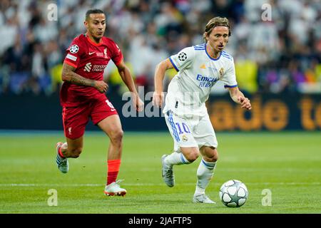 Luka Modric von Real Madrid und Thiago Alcantara vom FC Liverpool während des UEFA Champions League Finales zwischen dem FC Liverpool und Real Madrid spielten am 28. Mai 2022 im Stade de France in Paris, Frankreich. (Foto/Magma) Stockfoto