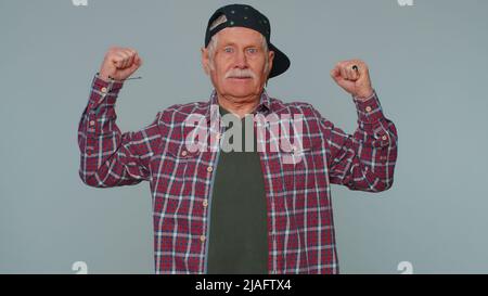 Mann, der Bizeps zeigt und selbstbewusst aussieht, das Gefühl von Macht Stärke, um Rechte zu kämpfen, Erfolg zu gewinnen Stockfoto