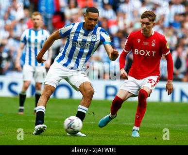 LONDON, ENGLAND - 29. MAI: Jon Russell aus Huddersfield Town hält während Champio James Garner (Leihgabe von Manchester United) aus Nottingham Forest Stockfoto