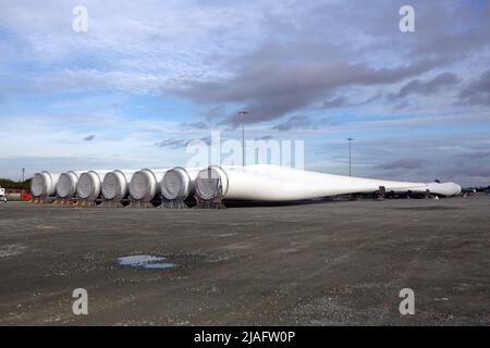 Turbinenschaufeln im Blade Park in der Offshore-Rotorblattfabrik von Siemens Gamesa in der Hafenstadt Hull in der East Riding of Yorkshire. Stockfoto