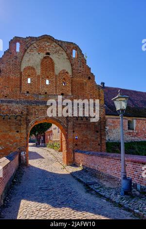 Unteres Tor mit Torhaus und Brücke von Schloss Stargard in Burg Stargard, Mecklenburg-Vorpommern, Deutschland. Stockfoto