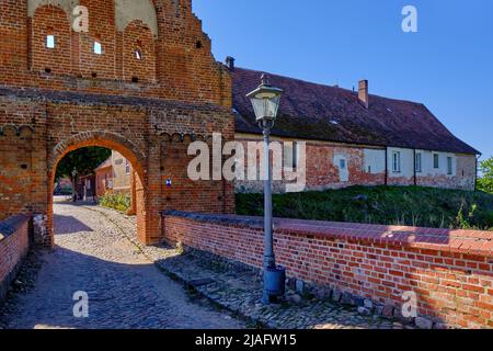 Unteres Tor mit Torhaus und Brücke von Schloss Stargard in Burg Stargard, Mecklenburg-Vorpommern, Deutschland. Stockfoto