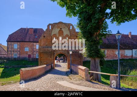 Unteres Tor mit Torhaus und Brücke von Schloss Stargard in Burg Stargard, Mecklenburg-Vorpommern, Deutschland. Stockfoto