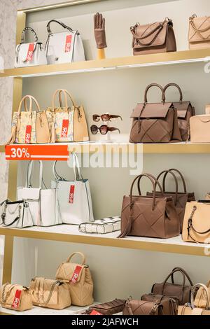 Bunte Handtaschen Sammlung im Geschäft, Verkauf Display, Schaufenster. Persönliches Zubehör Stockfoto