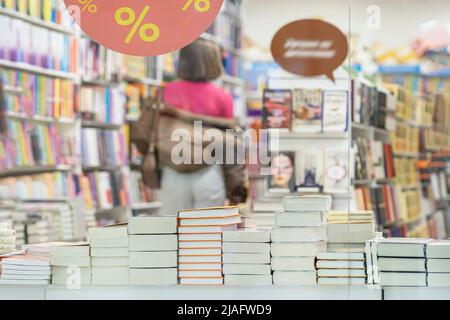 Bücherstapel im Buchladen. Silhouette von abstrakten Mädchen. Bildung, zurück zur Schule, Lesen Stockfoto