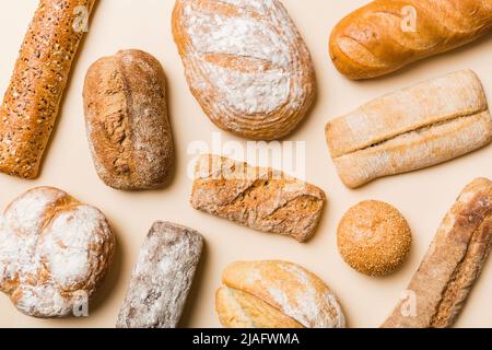 Hausgemachtes natürliches Brot. Verschiedene Arten von frischem Brot als Hintergrund, Draufsicht mit Kopierraum. Stockfoto
