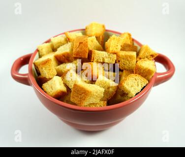 Schüssel mit kleinen Croutons auf einem weißen Teller aus nächster Nähe Stockfoto