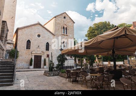 Die Altstadt von Budva, Montenegro. Die erste Erwähnung der Stadt - mehr als 26 Jahrhunderten. Wir sehen alte Häuser, eine sehr schmale Straße, Cafés, Geschäfte. Stockfoto