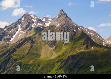 Blick auf die hohen alpen vom Val Formazza während des Sommertages in Piedmont, Italien Stockfoto