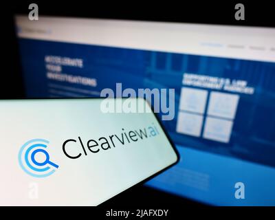 Handy mit Logo des amerikanischen Gesichtserkennungsunternehmens Clearview AI Inc. Auf dem Bildschirm vor der Website. Konzentrieren Sie sich auf die Mitte links des Telefondisplays. Stockfoto