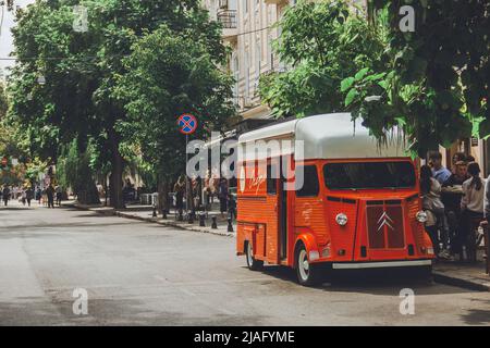 Odessa, Ukraine - 5. September 2021: Roter alter französischer Bus, der sich im Zentrum von Odessa befindet Stockfoto