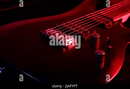 Elektrische Gitarre und rote Lichter Stockfoto