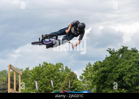 Die Extreme Mountain Bike Show mit Fahrradtricks bei einer Veranstaltung in Farnborough, England, Großbritannien. Stockfoto