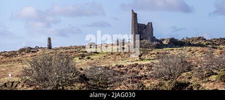 Ein Panoramabild der Überreste des verlassenen historischen Maschinenhauses der Craddock Moor Mine auf dem Craddock Moor am Bodmin Moor in Cornwall, Großbritannien. Stockfoto