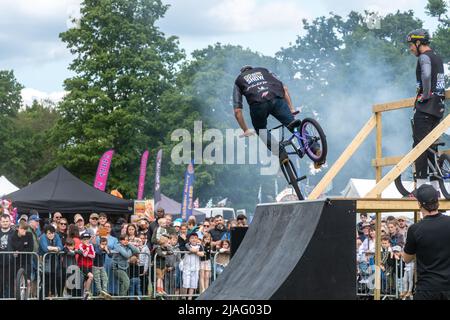 Die Extreme Mountain Bike Show mit Fahrradtricks bei einer Veranstaltung in Farnborough, England, Großbritannien. Stockfoto