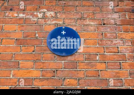 Blaue Infomatationstafel an einer Wand in Norwich, die angibt, dass die Kirche 1775 abgerissen wurde Stockfoto