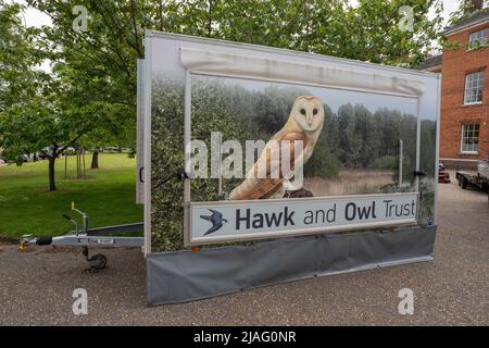 Der Anhänger des Hawk and Owl Trust parkte auf dem Gelände der Kathedrale von Norwich. Stockfoto