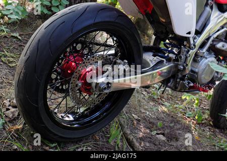 Hinterrad eines Sportmotorrads aus nächster Nähe. Chromteile Stockfoto