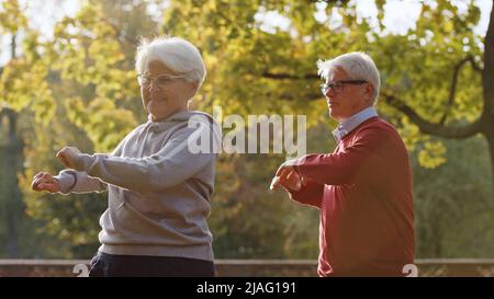 Ältere kaukasische Paar Sport im Park Medium shot. Hochwertige Fotos Stockfoto