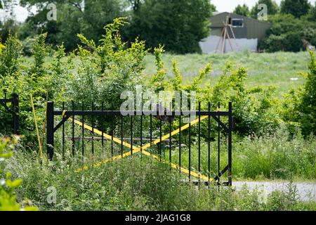 Garzweiler, Deutschland. 26.. Mai 2022. Verlassene Farm in der Nähe von Luetzerath, Gartentor mit gelbem X, Feature, Randmotive, symbolisches Foto, Protest von Gegnern des Tagebaus, Feature, Randmotive, symbolisches Foto, rund um die Braunkohlegrube Garzweiler, am 26.. Mai 2022 Â Credit: dpa/Alamy Live News Stockfoto