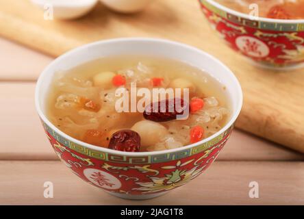 Cheng Teng, Chinesischer Kräuterdrink Süße Suppe aus getrockneten Früchten in Rock Sugar Sirup, serviert auf einer Schüssel Stockfoto