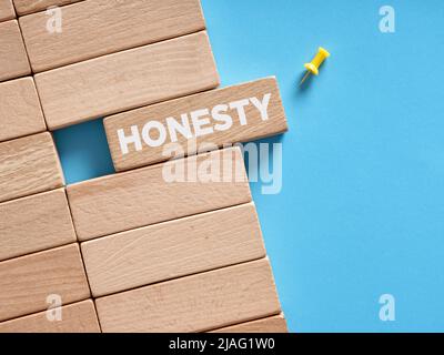 Das Wort Ehrlichkeit auf Holzblöcken geschrieben. Vertrauen, Ethik oder Integrität im Geschäftskonzept. Stockfoto