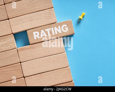 Das Wort Rating auf Holzblöcken geschrieben. Bewertung, Servicequalität oder Kundenzufriedenheitskonzept. Stockfoto