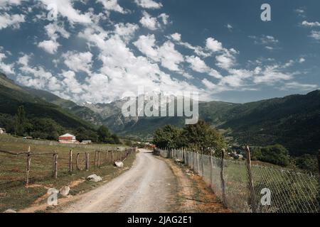 Wunderbare Svaneti Region in Georgien. Wunderschöne und erstaunliche alte Dorf Adishi und Swanetian Türme mit wunderschönen Gletschern. Stockfoto