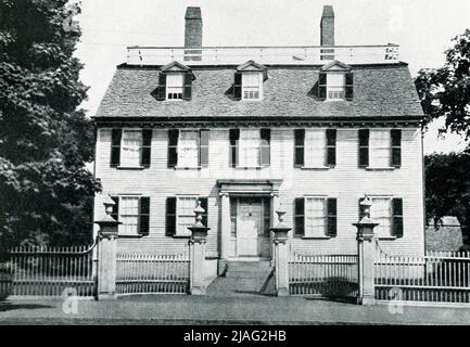 Die Überschrift von 1920 lautet: „Ropes House 1719 Salem, Massachusetts“. Das Sropes Mansion, auch als Sropes Memorial bezeichnet, ist ein georgianisches Kolonialhaus in der Essex Street 318 im historischen Viertel McIntyre in Salem, Massachusetts. Es wird jetzt vom Peabody Essex Museum betrieben und ist für die Öffentlichkeit zugänglich. Das Haus wurde für Samuel Barnard, einen Kaufmann, gebaut. Stockfoto