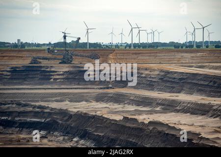 Garzweiler, Deutschland. 26.. Mai 2022. Braunkohlenbagger 262, Bagger 262, in Betrieb, Feature, Randmotive, Symbolisches Foto, im Hintergrund Windturbinen, im Vordergrund die Tagebaumine, Ansicht der Braunkohlegrube Garzweiler, am 26.. Mai 2022 Â Quelle: dpa/Alamy Live News Stockfoto
