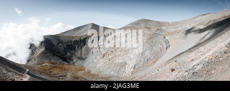 Fernansicht der Enipeas-Schlucht auf dem Olymp, dem höchsten Berg Griechenlands und Heimat der antiken griechischen Götter Stockfoto